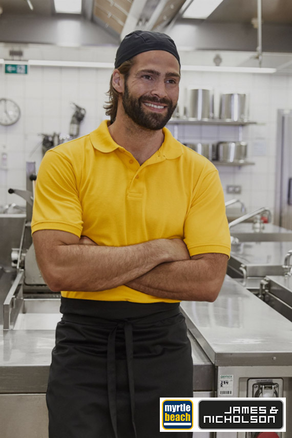 Arbeitskleidung Regensburg - Mann in gelben Oberteil und schwarzer Schürze als Koch